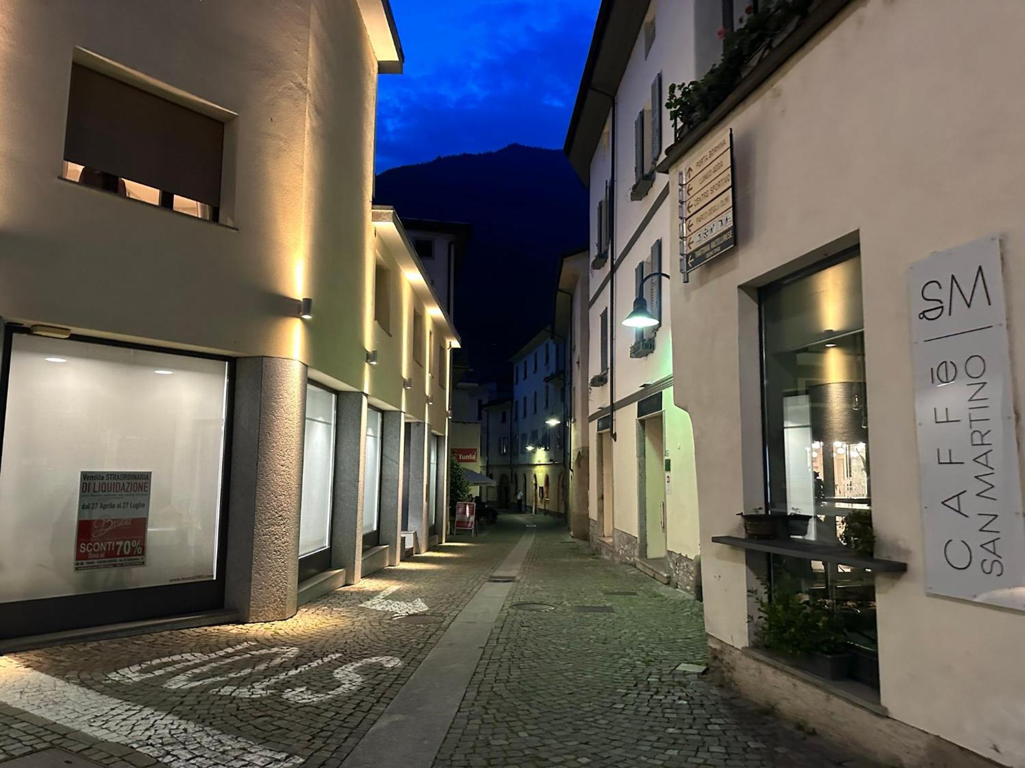 Flat In City Centre Tirano - 10 Minutes From Bernina Express Lejlighed Eksteriør billede